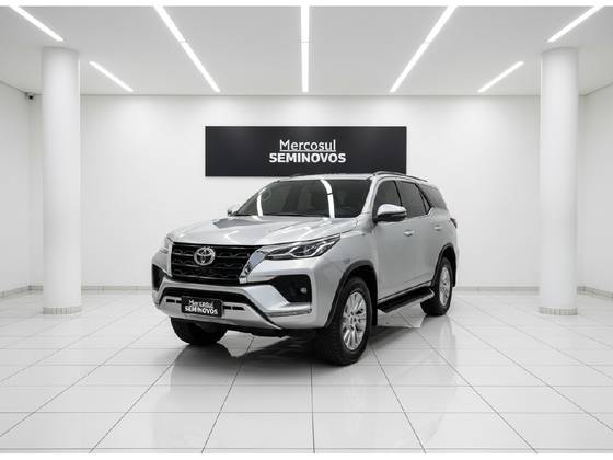 TOYOTA HILUX SW4 2.8 D-4D TURBO DIESEL SRX 4X4 AUTOMÁTICO